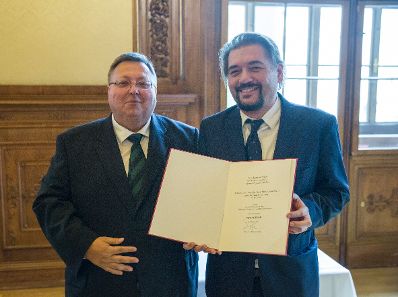 Am 3. Oktober 2016 überreichte Reinhold Hohengartner (l.) die Urkunde, mit der Harald Hanisch (r.) der Berufstitel Professor verliehen wurde.