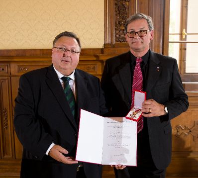 Am 10. Oktober 2016 überreichte Ministerialrat Reinhold Hohengartner (im Bild) das Goldene Ehrenzeichen für Verdienste um die Republik Österreich an Karl Heinz Stradal (im Bild) und die Urkunde, mit der Andreas Pittler der Berufstitel Professor verliehen wurde.