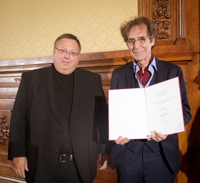 Am 17. Oktober 2016 überreichte Ministerialrat Reinhold Hohengartner (l.) die Urkunden, mit denen Burkhard Werner René Ernst und Peter Gruber (r.) der Berufstitel Professor verliehen wurde.