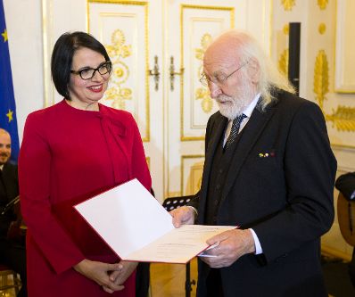 Am 20. Oktober überreichte Sektionschefin Andrea Ecker (l.) das Österreichische Ehrenkreuz für Wissenschaft und Kunst I. Klasse an Karl Merkatz (r.).