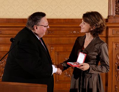 Am 5. Dezember 2016 überreichte Ministerialrat Reinhold Hohengartner (l.) das Goldene Ehrenzeichen für Verdienste um die Republik Österreich an Ursi Fürtler und an Victoria Trauttmansdorff-Sprenger (r.).