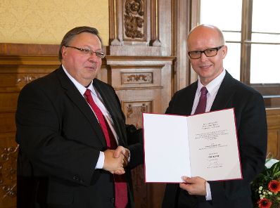 Am 12. Dezember 2016 überreichte Ministerialrat Reinhold Hohengartner (l.) die Urkunden, mit denen Ferdinand Germadnik (r.) und Herbert Ziehensack der Berufstitel Professor verliehen wurde.