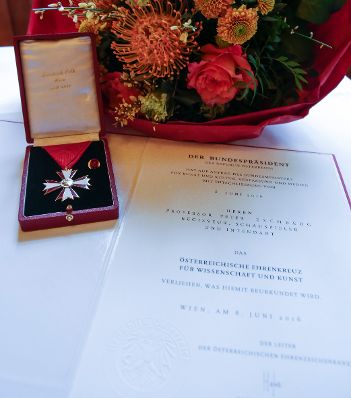 Am 23. Jänner 2017 überreichte Reinhold Hohengartner das Österreichische Ehrenkreuz für Wissenschaft und Kunst an Peter Eschberg.