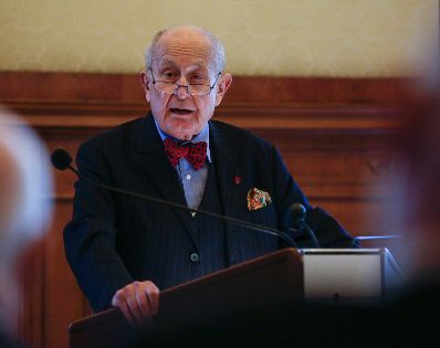 Am 23. Jänner 2017 überreichte Reinhold Hohengartner das Österreichische Ehrenkreuz für Wissenschaft und Kunst an Peter Eschberg.
