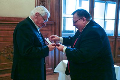 Am 23. Jänner 2017 überreichte Reinhold Hohengartner (r.) das Österreichische Ehrenkreuz für Wissenschaft und Kunst an Peter Eschberg (l.).