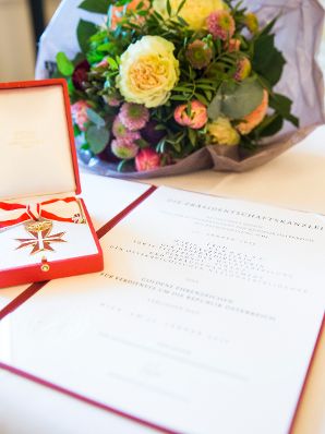 Am 1. Februar 2017 überreichte Reinhold Hohengartner das Goldene Ehrenzeichen für Verdienste um die Republik Österreich an Maria Bernklau.