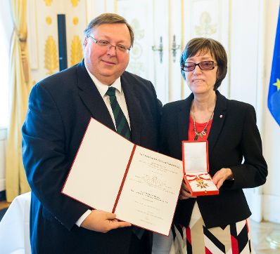 Am 1. Februar 2017 überreichte Reinhold Hohengartner (l.) das Goldene Ehrenzeichen für Verdienste um die Republik Österreich an Maria Bernklau (r.).