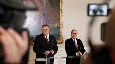 Am 28. Februar 2017 fand das Medienbriefing über die Regierungssitzung statt. Im Bild Verteidigungsminister Hans Peter Doskozil (l.) und Innenminister Wolfgang Sobotka (r.).