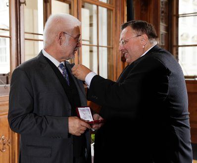 Am 19. April 2017 überreichte Reinhold Hohengartner (r.) das Österreichische Ehrenkreuz für Wissenschaft und Kunst 1. Klasse an Helmuth A. Niederle (l.).