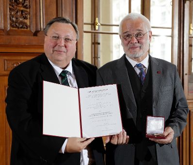 Am 19. April 2017 überreichte Reinhold Hohengartner (l.) das Österreichische Ehrenkreuz für Wissenschaft und Kunst 1. Klasse an Helmuth A. Niederle (r.).