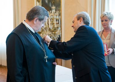 Am 4. Mai 2017 überreichte Ministerialrat Oliver Henhapel (r.) das Große Silberne Ehrenzeichen für Verdienste um die Republik Österreich an Konsistorialrat Bruno Hubl (l.), Abt des Benediktinerstiftes Admont.