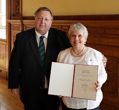 Am 5. Mai 2017 überreichte Reinhold Hohengartner (l.) die Urkunde, mit der Rannveig Braga-Postl (r.) der Berufstitel Professorin verliehen wurde.