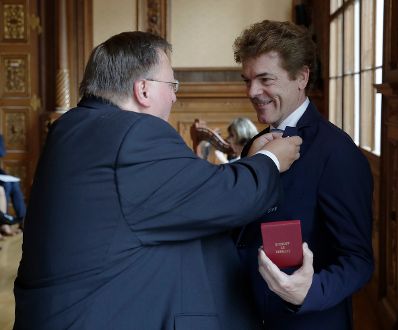 Am 5. Mai 2017 überreichte Reinhold Hohengartner (l.) das Österreichische Ehrenkreuz für Wissenschaft und Kunst an Michael Lessky (r.).