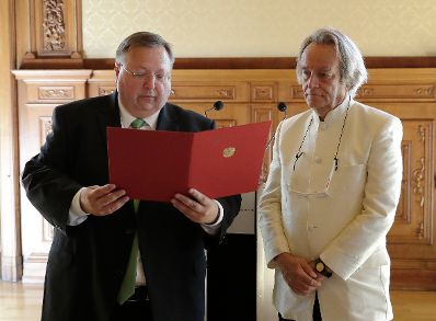 Am 19. Mai 2017 überreichte Reinhold Hohengartner (l.) die Urkunden, mit denen Titus Leber (r.) und Hubert Sielecki der Berufstitel Professor verliehen wurde.