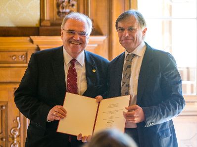 Am 29. Mai 2017 überreichte Reinhold Hohengartner die Urkunde, mit der Gerhard Jelinek (r.) der Berufstitel Professor verliehen wurde. Im Bild mit Vizekanzler und Justizminister Wolfgang Brandstetter (l.).