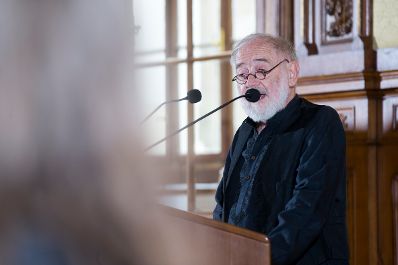Am 6. Juni 2017 überreichte Reinhold Hohengartner das Österreichische Ehrenkreuz für Wissenschaft und Kunst an Hans Hoffer. Im Bild der Laudator Kurt Schwertsik.