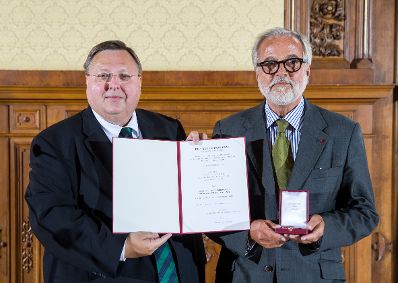 Am 6. Juni 2017 überreichte Reinhold Hohengartner (l.) das Österreichische Ehrenkreuz für Wissenschaft und Kunst an Hans Hoffer (r.).