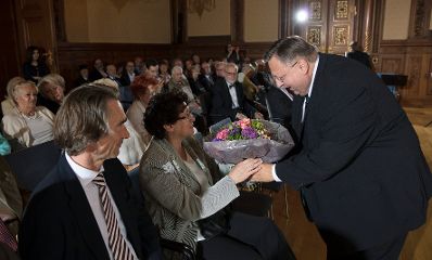 Am 7. Juni 2017 überreichte Reinhold Hohengartner (r.) die Urkunde, mit der Fritz Rubin-Bittmann der Berufstitel Professor verliehen wurde.
