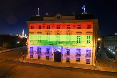 Am 14. Juni 2017 wurde das Bundeskanzleramt anlässlich der Regenbogenparade beleuchtet.