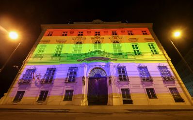 Am 14. Juni 2017 wurde das Bundeskanzleramt anlässlich der Regenbogenparade beleuchtet.