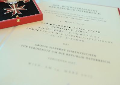 Am 14. Juni 2017 überreichte Ministerialrat Oliver Henhapel das Große Silberne Ehrenzeichen für Verdienste um die Republik Österreich an Konsistorialrat Karl Rühringer.