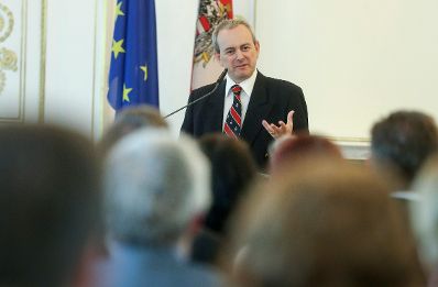 Am 14. Juni 2017 überreichte Ministerialrat Oliver Henhapel (im Bild) das Große Silberne Ehrenzeichen für Verdienste um die Republik Österreich an Konsistorialrat Karl Rühringer.