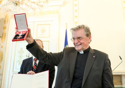 Am 14. Juni 2017 überreichte Ministerialrat Oliver Henhapel das Große Silberne Ehrenzeichen für Verdienste um die Republik Österreich an Konsistorialrat Karl Rühringer (im Bild).