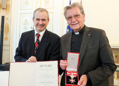 Am 14. Juni 2017 überreichte Ministerialrat Oliver Henhapel (l.) das Große Silberne Ehrenzeichen für Verdienste um die Republik Österreich an Konsistorialrat Karl Rühringer (r.).