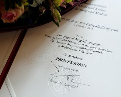 Am 21. Juni 2017 überreichte Reinhold Hohengartner die Urkunde, mit der Ingrid Nagl-Schramm der Berufstitel Professorin verliehen wurde.