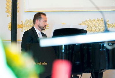Am 24. Juli 2017 überreichte Bundestheaterholding-Geschäftsführer Christian Kircher das Goldene Ehrenzeichen für Verdienste um die Republik Österreich an Erwin Schrott.