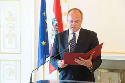 Am 24. Juli 2017 überreichte Bundestheaterholding-Geschäftsführer Christian Kircher (im Bild) das Goldene Ehrenzeichen für Verdienste um die Republik Österreich an Erwin Schrott.