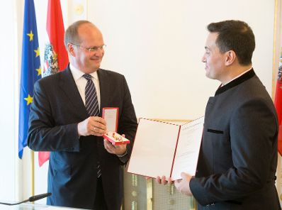 Am 24. Juli 2017 überreichte Bundestheaterholding-Geschäftsführer Christian Kircher (l.) das Goldene Ehrenzeichen für Verdienste um die Republik Österreich an Erwin Schrott (r.).