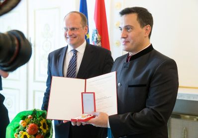 Am 24. Juli 2017 überreichte Bundestheaterholding-Geschäftsführer Christian Kircher (l.) das Goldene Ehrenzeichen für Verdienste um die Republik Österreich an Erwin Schrott (r.).