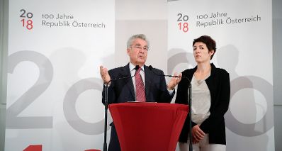 Am 5. September 2017 gab Bundespräsident a.D. Heinz Fischer (l.) gemeinsam mit der Direktorin des Hauses der Geschichte Österreichs Monika Sommer-Sieghart (r.) eine Pressekonferenz zum Gedenk- und Erinnerungsjahr 2018 - 100 Jahre Republik Österreich.