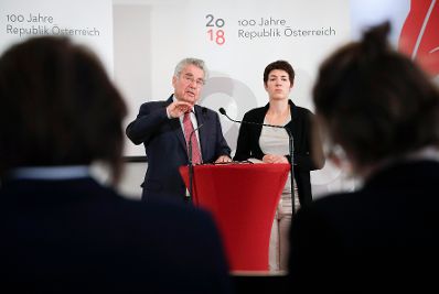 Am 5. September 2017 gab Bundespräsident a.D. Heinz Fischer (l.) gemeinsam mit der Direktorin des Hauses der Geschichte Österreichs Monika Sommer-Sieghart (r.) eine Pressekonferenz zum Gedenk- und Erinnerungsjahr 2018 - 100 Jahre Republik Österreich.