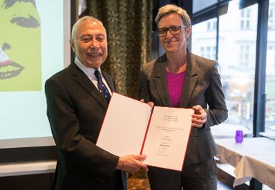 Am 3. Oktober 2017 überreichte Theresia Niedermüller (r.) die Urkunde, mit der Henry Steiner (l.) der Berufstitel Professor verliehen wurde.