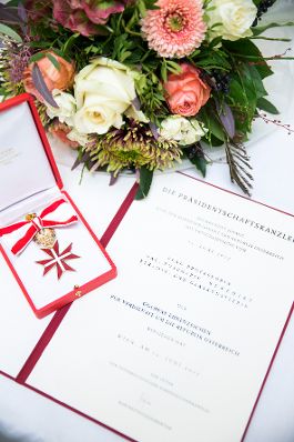 Am 9. November 2017 überreichte Reinhold Hohengartner das Goldene Ehrenzeichen für Verdienste um die Republik Österreich an Rosemarie Benedikt.