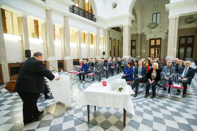 Am 9. November 2017 überreichte Reinhold Hohengartner das Goldene Ehrenzeichen für Verdienste um die Republik Österreich an Rosemarie Benedikt.