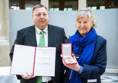 Am 9. November 2017 überreichte Reinhold Hohengartner (l.) das Goldene Ehrenzeichen für Verdienste um die Republik Österreich an Rosemarie Benedikt (r.).