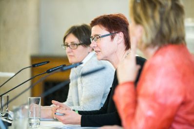 Am 13. November 2017 fand die Veranstaltung "Gender Pay Gap: Fakten, Handlungen, Ergebnisse" statt. Im Bild Margit Schratzenstaller-Altzinger (m.), Stellvertretende Leiterin des Österreichischen Institut für Wirtschaftsforschung Wien.
