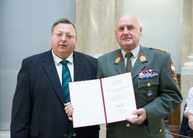 Am 16. November 2017 überreichte Reinhold Hohengartner (l.) die Urkunde, mit der Johann Prikowitsch (r.) der Berufstitel Professor verliehen wurde.