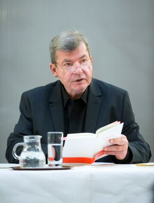 Am 23. November 2017 überreichte Reinhold Hohengartner die Urkunde, mit der Franz Richard Reiter (im Bild) der Berufstitel Professor verliehen wurde.