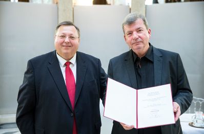 Am 23. November 2017 überreichte Reinhold Hohengartner (l.) die Urkunde, mit der Franz Richard Reiter (r.) der Berufstitel Professor verliehen wurde.
