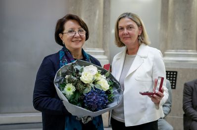 Am 24. November 2017 überreichte Abteilungsleiterin Kathrin Kneißel (r.) das Österreichische Ehrenkreuz für Wissenschaft und Kunst I. Klasse an Clara Bencivenga-Trillmich (l.).