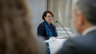 Am 24. November 2017 überreichte Abteilungsleiterin Kathrin Kneißel das Österreichische Ehrenkreuz für Wissenschaft und Kunst I. Klasse an Clara Bencivenga-Trillmich (im Bild).