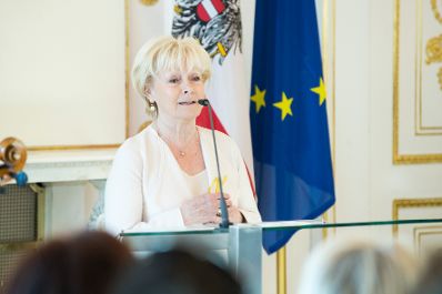 Am 27. November 2017 überreichte Sektionschef Jürgen Meindl das Österreichische Ehrenkreuz für Wissenschaft und Kunst an Helga Papouschek.