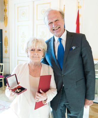 Am 27. November 2017 überreichte Sektionschef Jürgen Meindl das Österreichische Ehrenkreuz für Wissenschaft und Kunst an Helga Papouschek (l.).