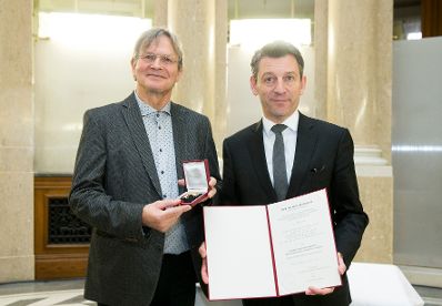 Am 5. Dezember 2017 überreichte Sektionschef Jürgen Meindl (l.) das Österreichische Ehrenkreuz für Wissenschaft und Kunst I. Klasse an Ernst Kovacic (r.).