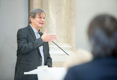 Am 5. Dezember 2017 überreichte Sektionschef Jürgen Meindl das Österreichische Ehrenkreuz für Wissenschaft und Kunst I. Klasse an Ernst Kovacic (im Bild).