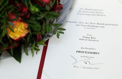 Am 7. Dezember 2017 überreichte Charlotte Sucher die Urkunde, mit der Tonia Kos der Berufstitel Professorin verliehen wurde.